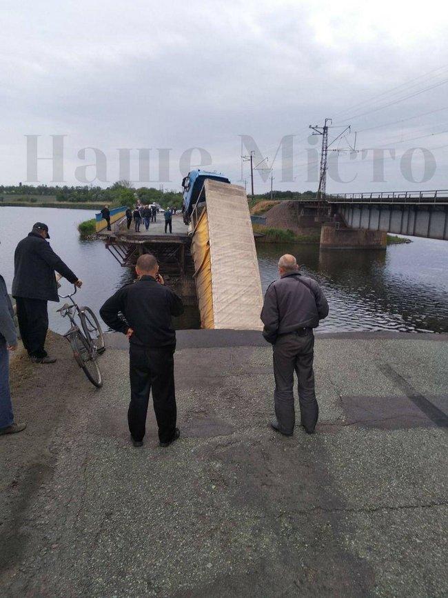 В Днепропетровской области рухнул мост (ФОТО)