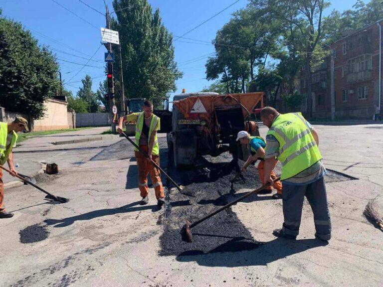 На ДнепроГЭС в Запорожье ремонтируют проезжую часть