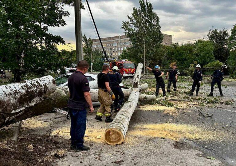 В Запорожье ликвидируют последствия штормовой погоды. ФОТО