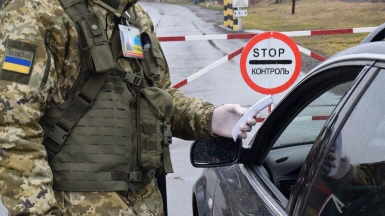 Хто з чоловіків може виїжджати за кордон: роз’яснення від Кабміну