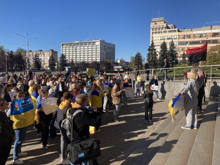 «Не будуйте дороги замість перемоги»: у Запоріжжі пройшла акція на підтримку ЗСУ