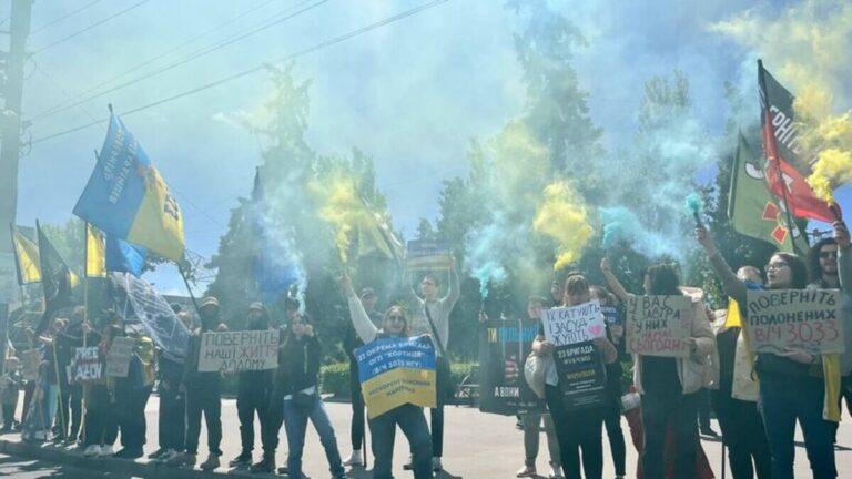 Запоріжці вимагають повернути полонених військових: мирний пікет (ФОТО)