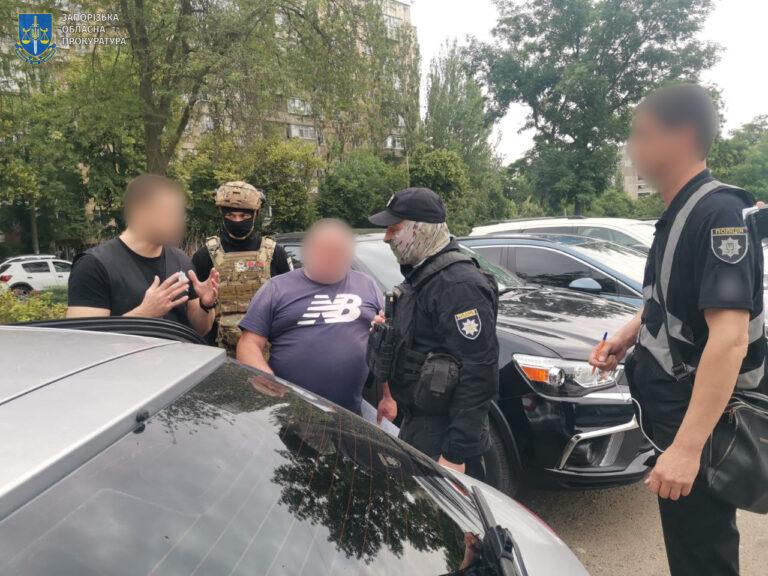 В Запорожье мужчина за 14 тысяч грн выдавал водительские права: будут проверять городские ТСЦ