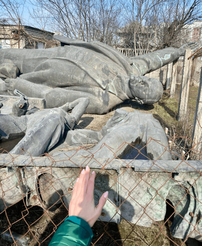 Демонтовану бронзову скульптуру Леніна в Запоріжжі виставили на продаж: стартова ціна