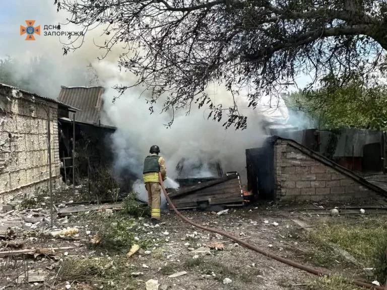 Через обстріли у Запорізькій області загорівся будинок. ФОТО