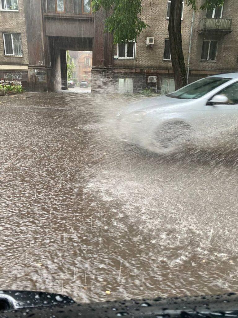 Мешканців Запоріжжі попередили про грозу: прогноз погоди