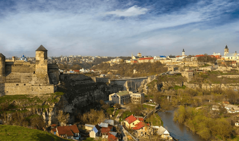 Діти ВПО з Мелітополя можуть безкоштовно відпочити у Хмельницькій області: як зареєструватись