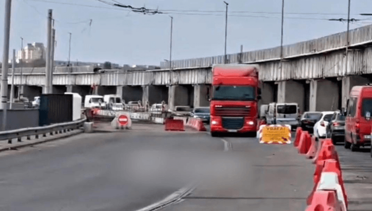 Поліцейські розшукали водія вантажівки, який їхав Дніпровською ГЕС і потрапив на відео