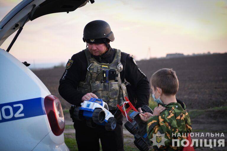 Поліцейські евакуювали багатодітну родину з селища Приморське на Львівщину (ВІДЕО)