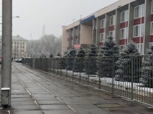 В Запорожье место выступления артистов из РФ огородили забором