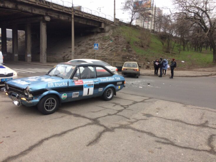 В центре Запорожья в ДТП попали два легковых автомобиля, - фото