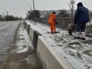 В Александровском районе начали расчищать заснеженные дороги, – фото