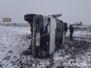 На мелитопольской трассе перевернулась маршрутка: пострадавших госпитализировали