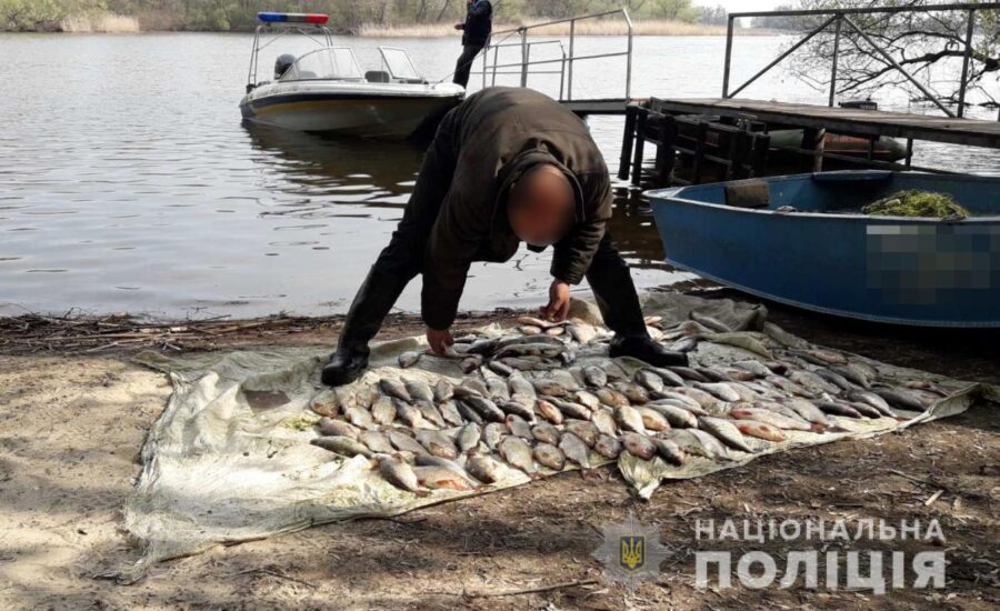 V Zaporozh'ye politseyskiye poymali brakon'yera-rybaka