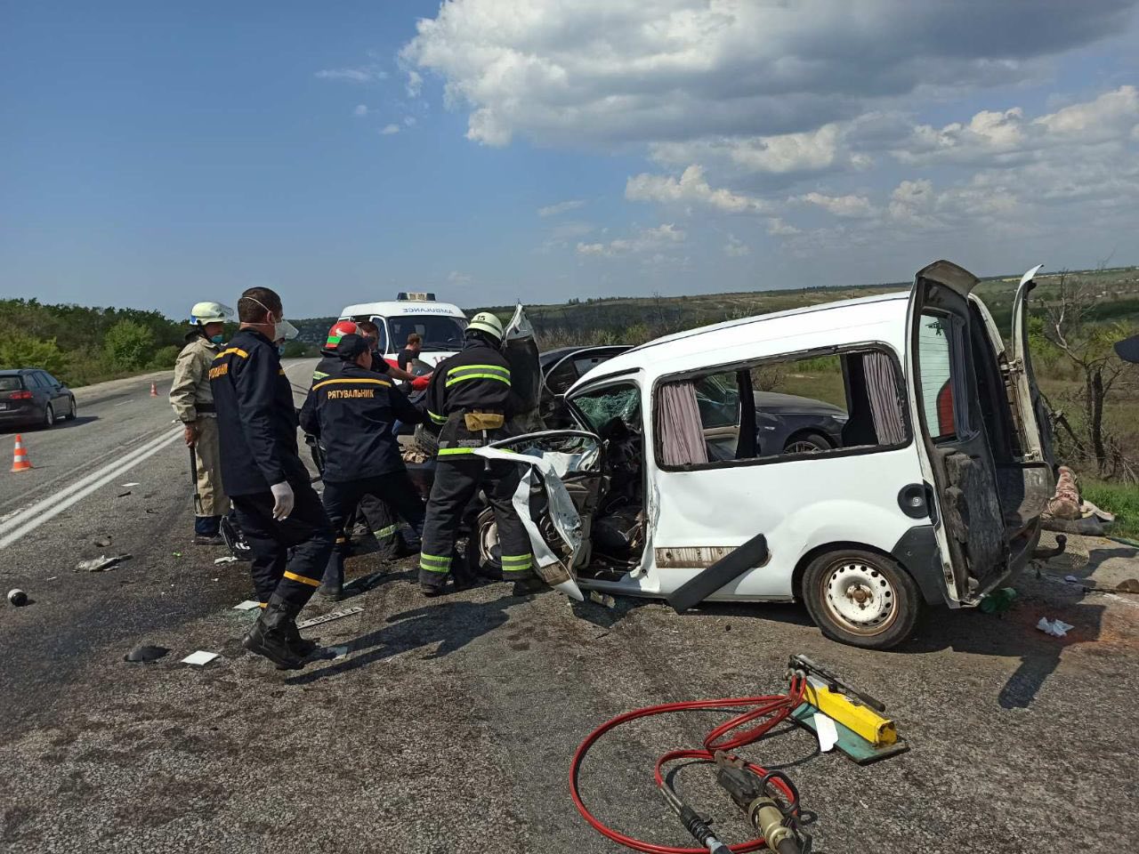 «BMW» i «Renault» popali v DTP na trasse «Khar'kov-Simferopol'» vblizi Stepnogorska (FOTO)