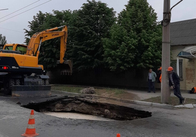 V Zaporozh'ye na "Kosmose" snova provalilsya asfal't (VIDEO)