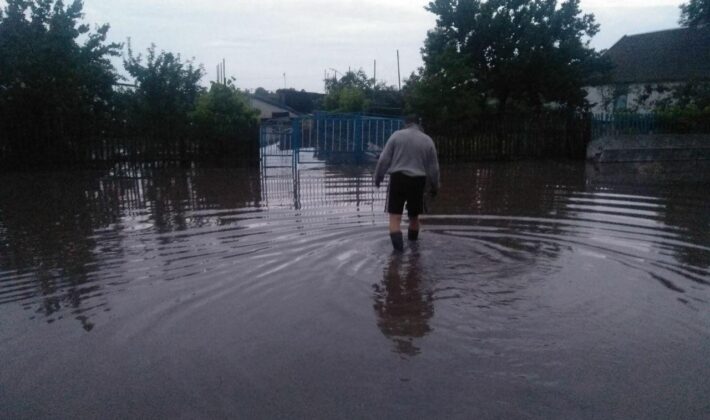 Zaporozhskiye spasateli otkachali vodu v chastnom sektore posle dozhdya