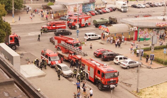 V Zaporozh'ye tushit' pozhar v otele "Inturist" priyekhali 15 pozharnykh mashin (FOTO, VIDEO)