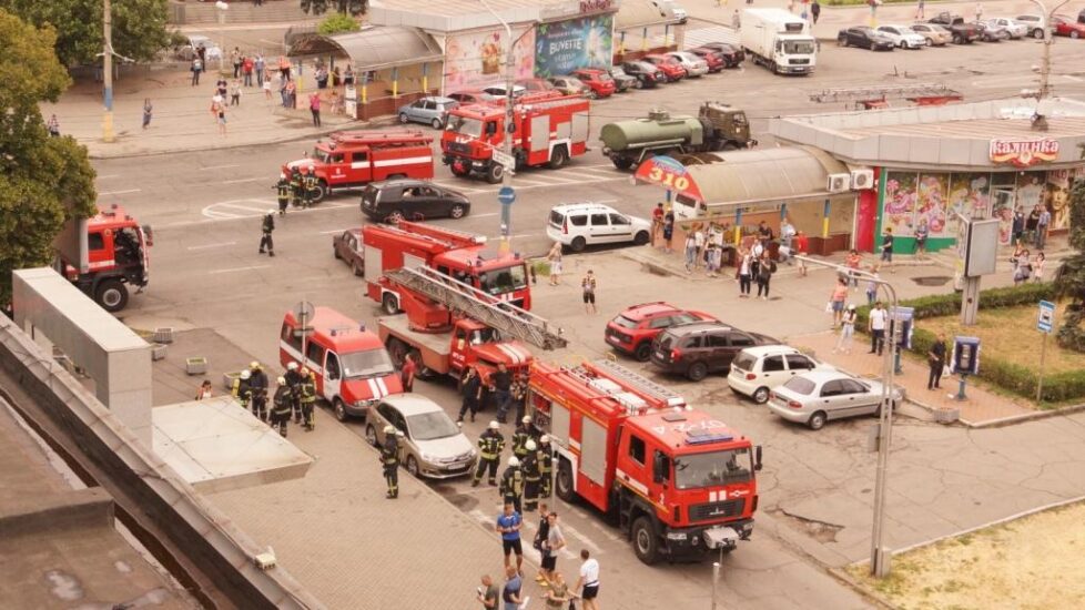 V Zaporozh'ye tushit' pozhar v otele "Inturist" priyekhali 15 pozharnykh mashin (FOTO, VIDEO)