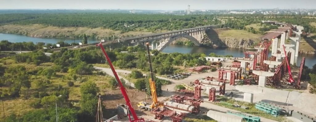 V Zaporozh'ye prodolzhayutsya stroitel'nyye raboty na mostakh cherez Dnepr (VIDEO)