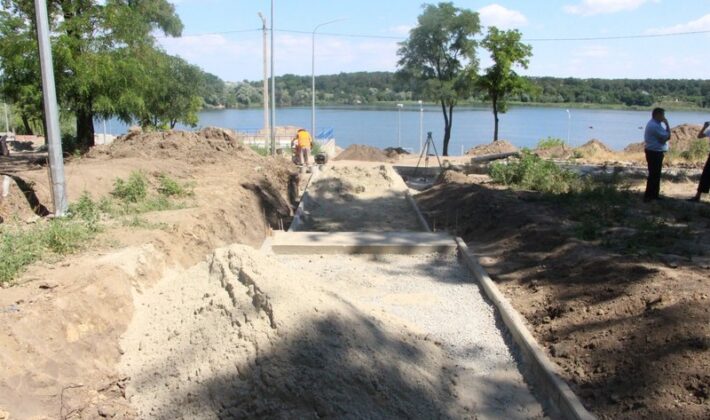 V Zaporozh'ye na Kichkase prodolzhayetsya rekonstruktsiya plyazha (FOTO)