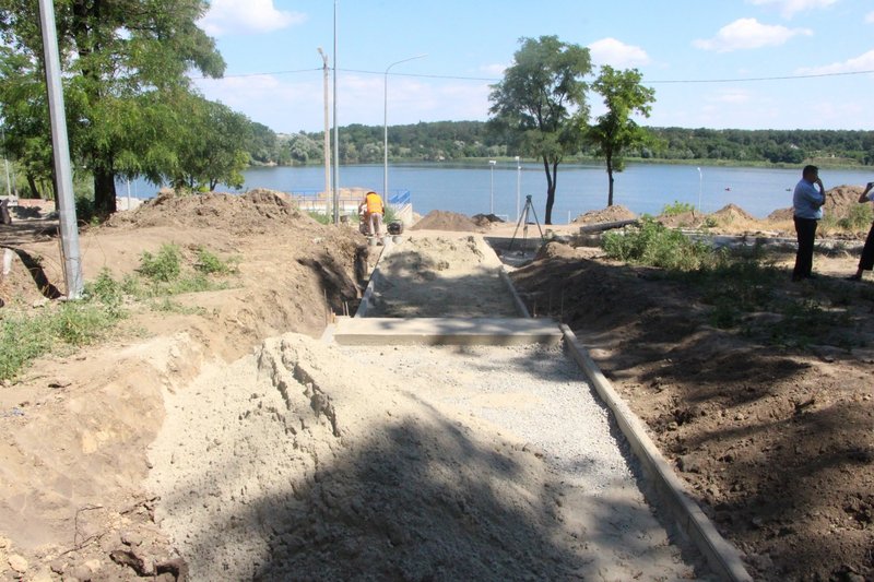 V Zaporozh'ye na Kichkase prodolzhayetsya rekonstruktsiya plyazha (FOTO)