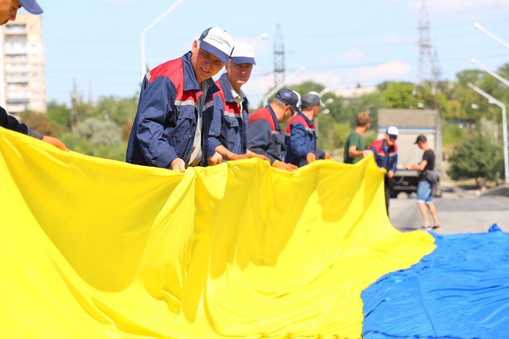 Samyy bol'shoy v oblasti flag Ukrainy vyvesili v Zaporozh'ye na Arochnom mostu