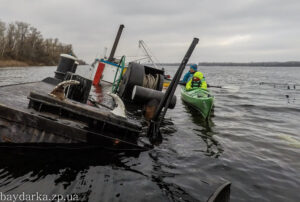 В Запорожье устроили прогулку по Днепру возле затопленной баржи