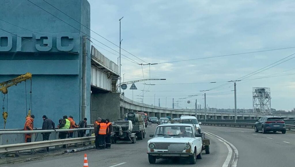 В Запорожье на плотине образовалась тянучка из автомобилей