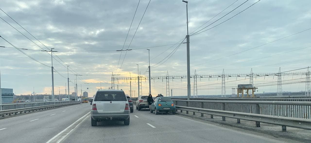 В Запорожье на плотине образовалась тянучка из автомобилей