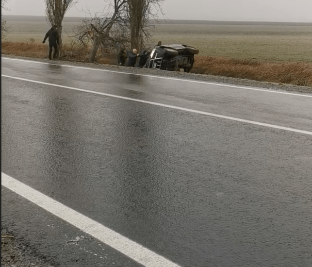 В Запорожской области гололед стал причиной аварий на трассах