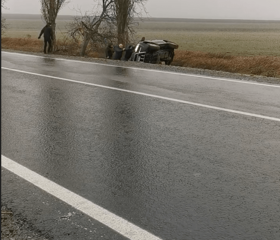 В Запорожской области гололед стал причиной аварий на трассах