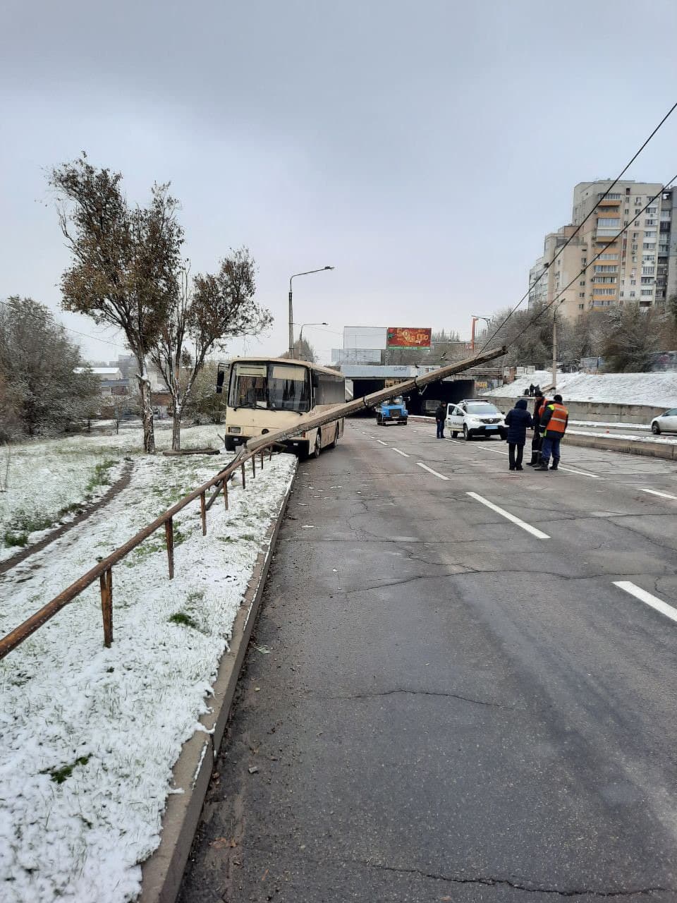 Пассажирский автобус снес электроопору