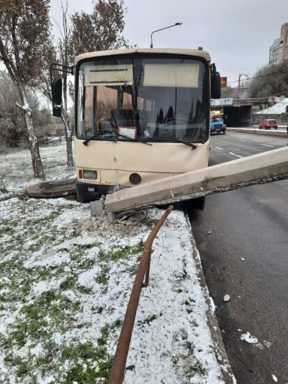 Пассажирский автобус снес электроопору