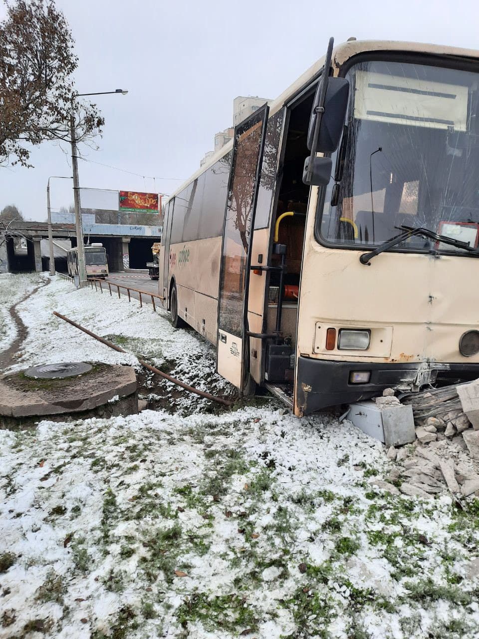 Пассажирский автобус снес электроопору