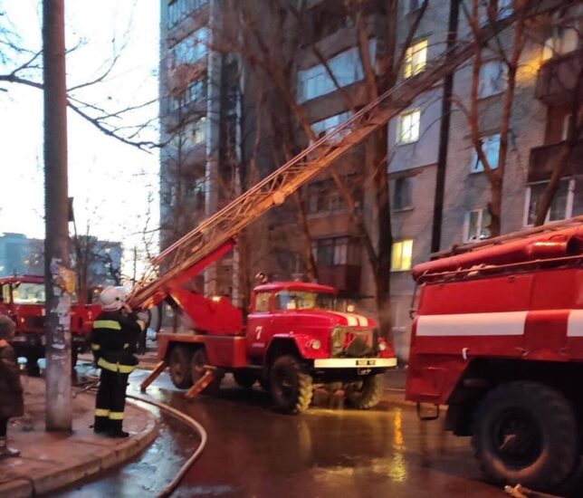 В Запорожье спасатели эвакуировали жильцов из задымленного дома