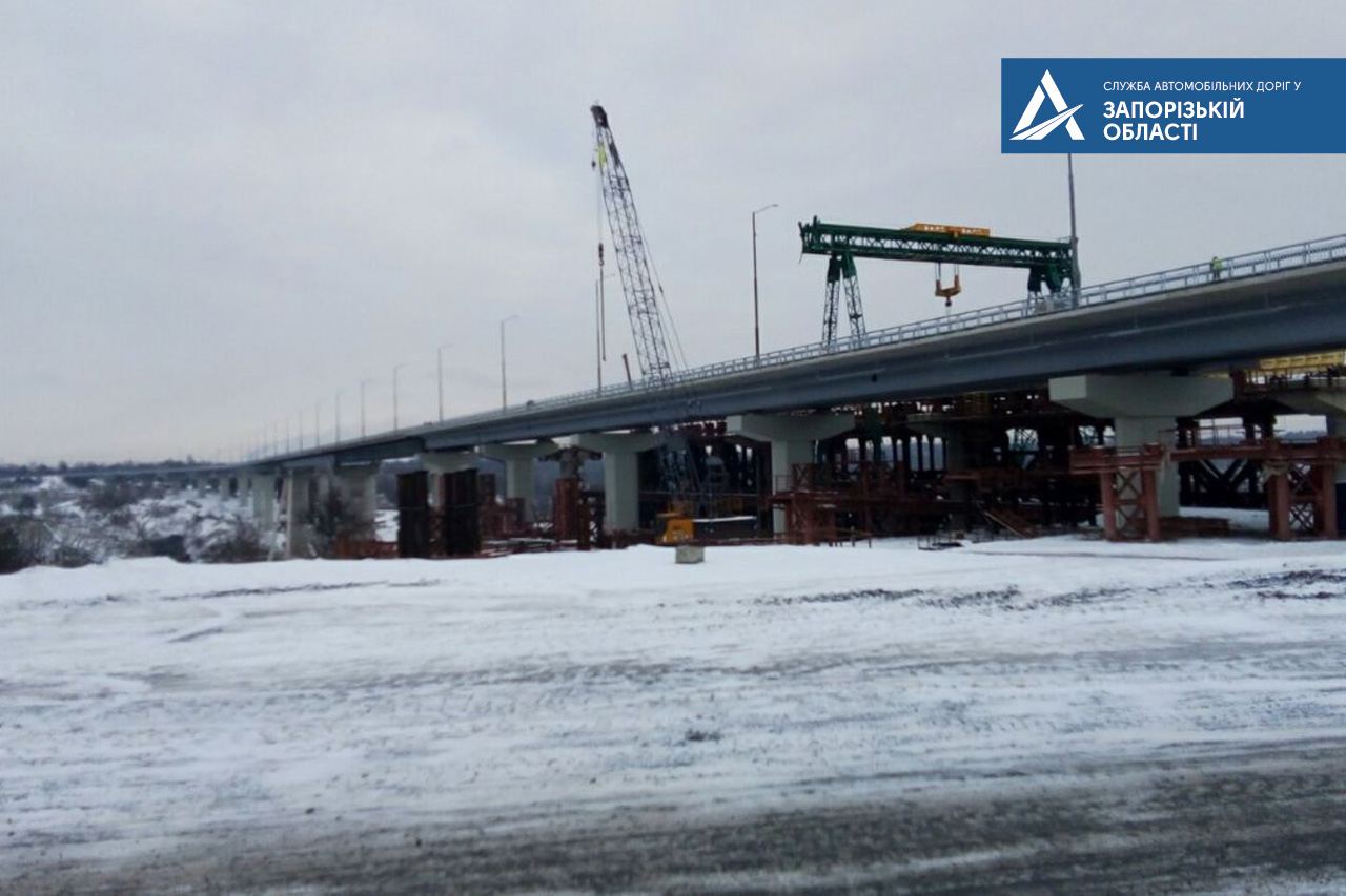 В Запорожье продолжают строительство балочного моста