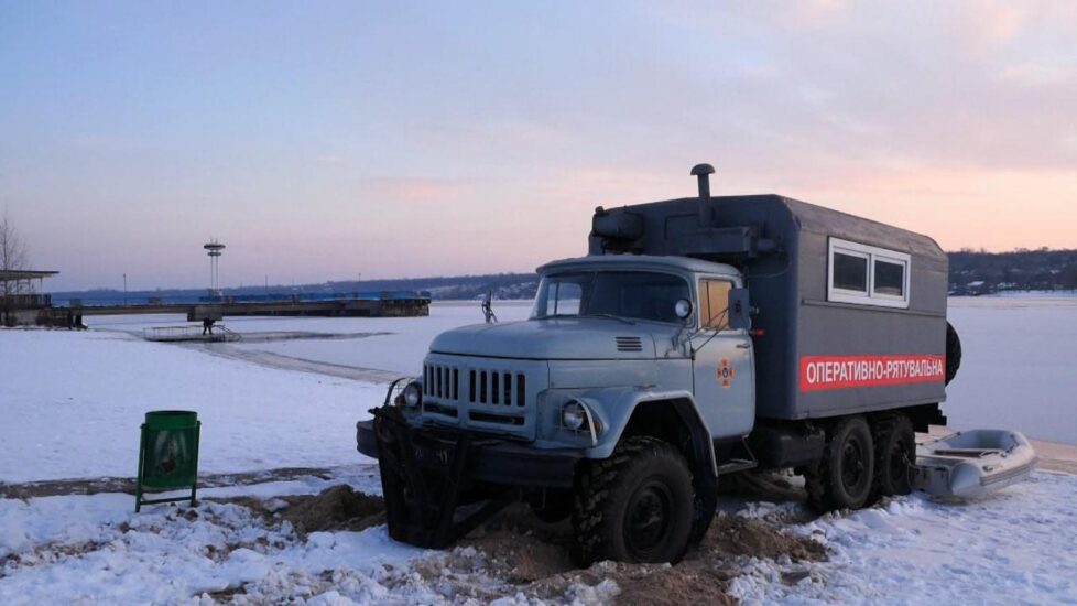 В Запорожье накануне Крещенских купаний на пляжах установили спасательные посты