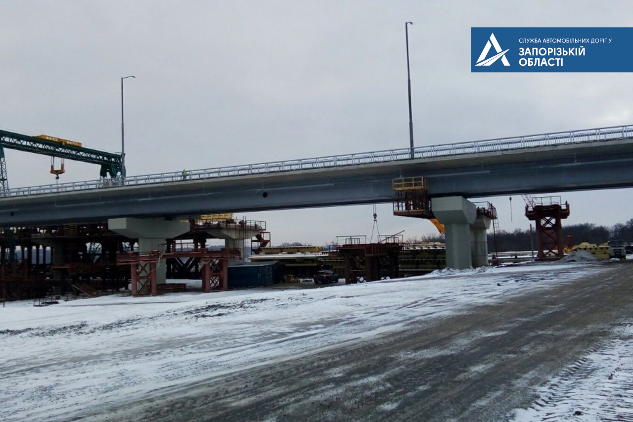 В Запорожье продолжают строительство балочного моста