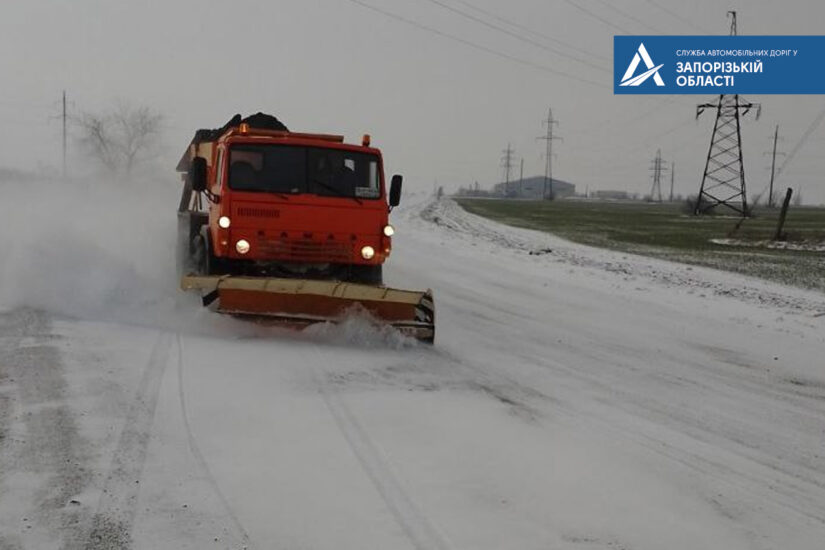 В Запорожской области расчистили заснеженные дороги, - фото