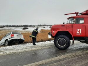 В Запорожской области автомобиль на скользкой дороге унесло в кювет, – фото