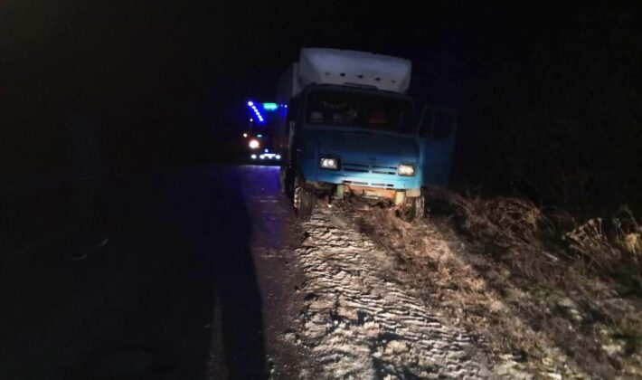 В Запорожской области транспорт застрял в снегу