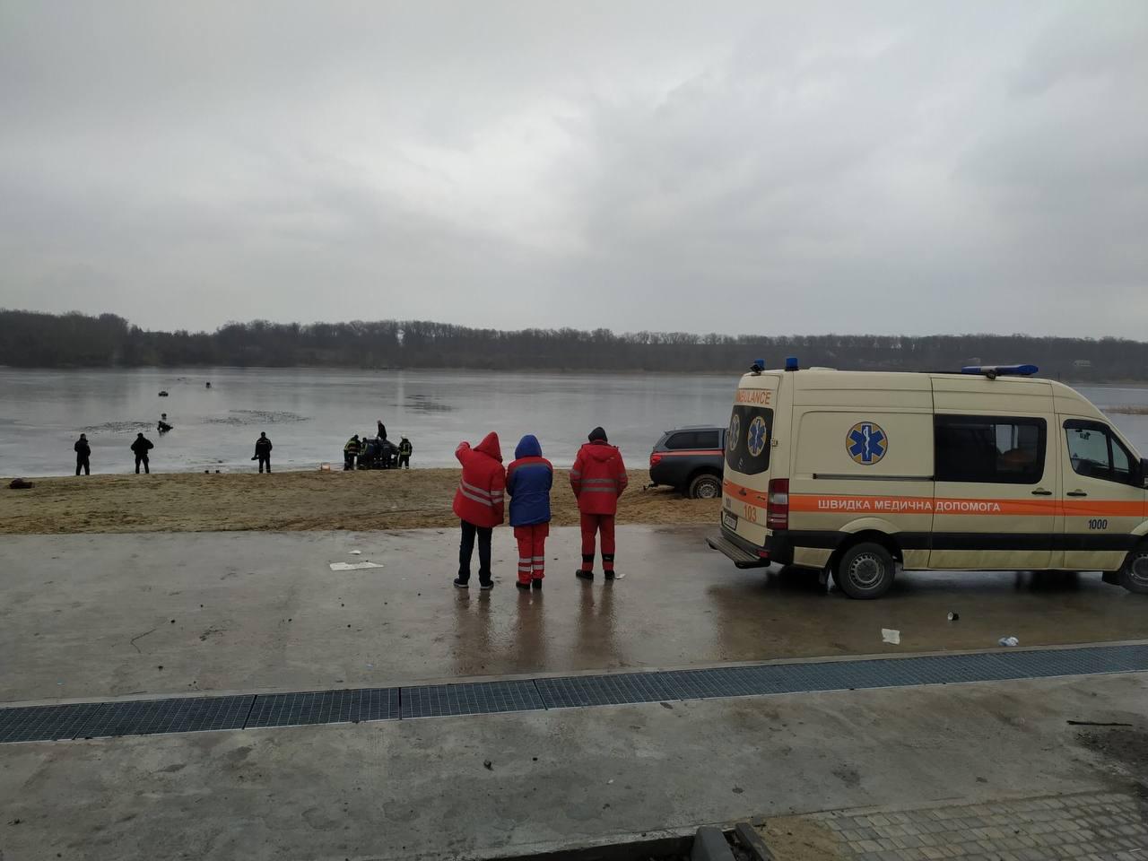 В Запорожье мужчина во время рыбалки провалился под лед