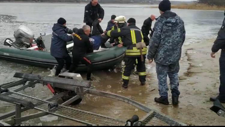 В Запорожье мужчина во время рыбалки провалился под лед