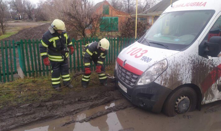 В Запорожской области на грунтовой дороге застрял автомобиль скорой помощи