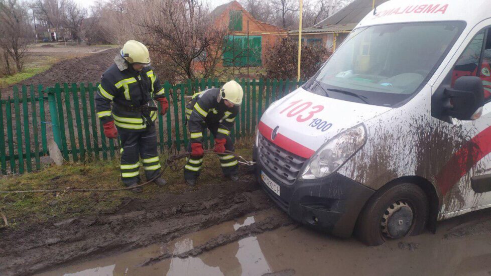 В Запорожской области на грунтовой дороге застрял автомобиль скорой помощи