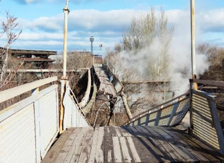 В Запорожье из-за сильного ветра обрушился мост