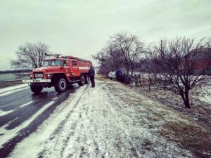 В Запорожской области автомобили на скользкой дороге унесло в кювет