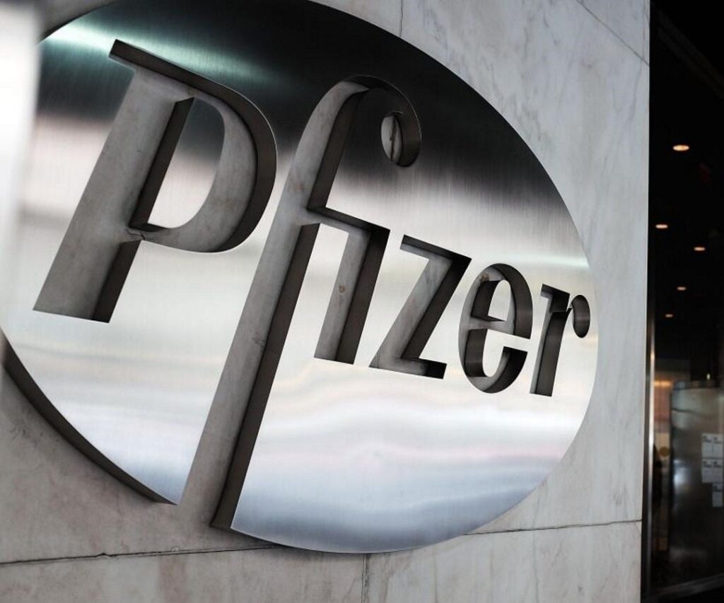 Вакциной Pfizer привили 168 человек в домах престарелых