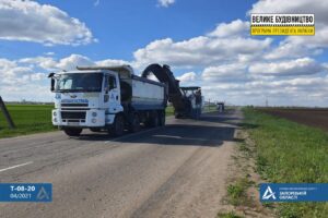 На запорізькій трасі встановлено реверсивний рух через ремонт дороги